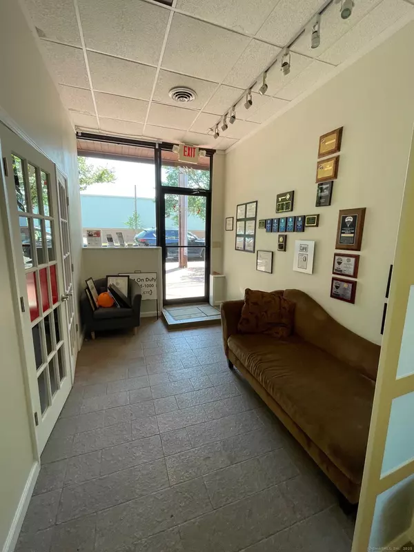 Newington, CT 06111,142 Market Square