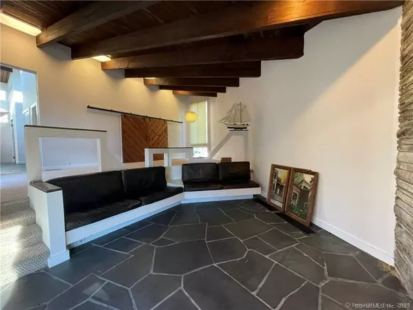 Orange, CT 06477,860 Oakwood Road