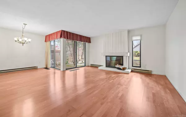 Avon, CT 06001,3 Heritage Drive #3