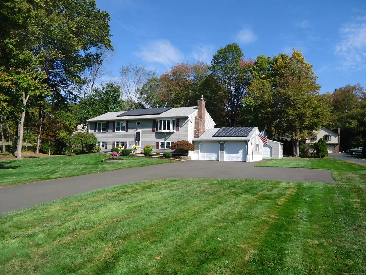 North Haven, CT 06473,20 Fawn Ridge Drive