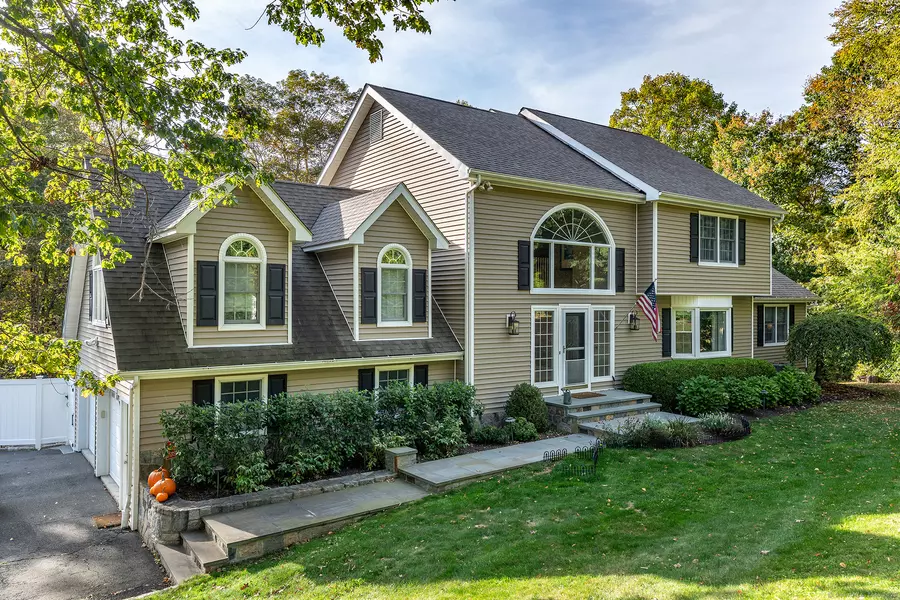 2 Columbia Drive, New Fairfield, CT 06812