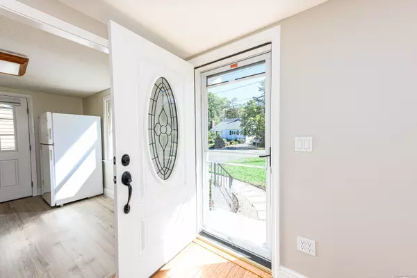 North Haven, CT 06473,10 Mathew Lane