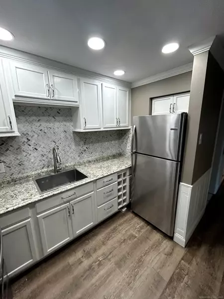 21 3rd Street #APT 2, Waterbury, CT 06708