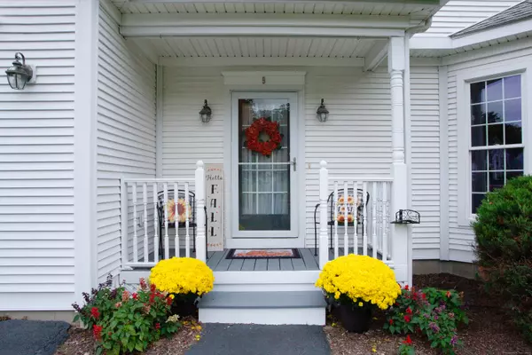 Canton, CT 06019,9 Village Square #9