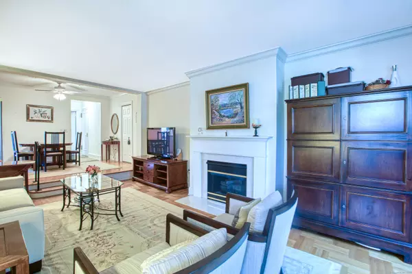 Greenwich, CT 06830,25 West Elm Street #APT 36