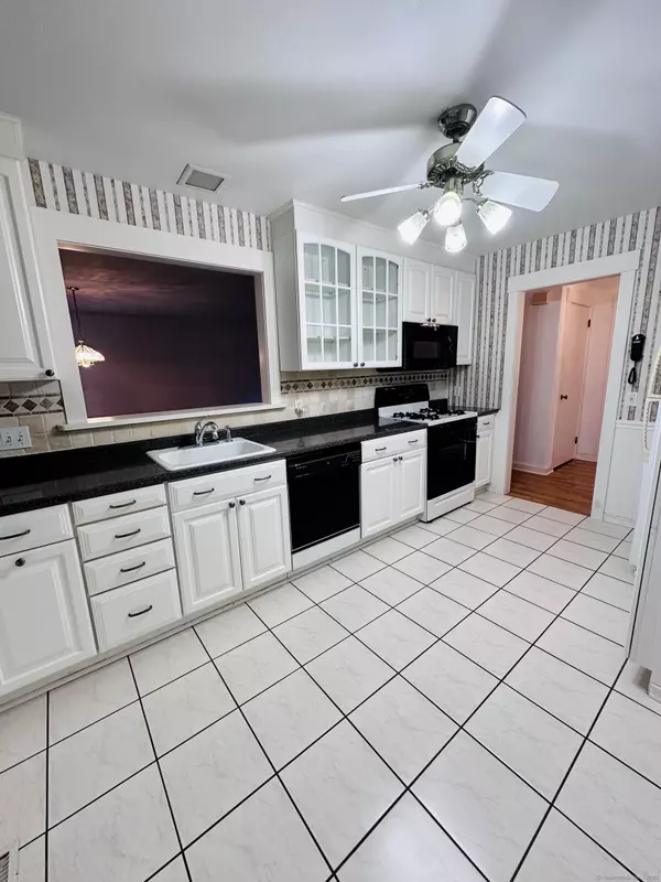Stratford, CT 06614,152 Apache Lane #B