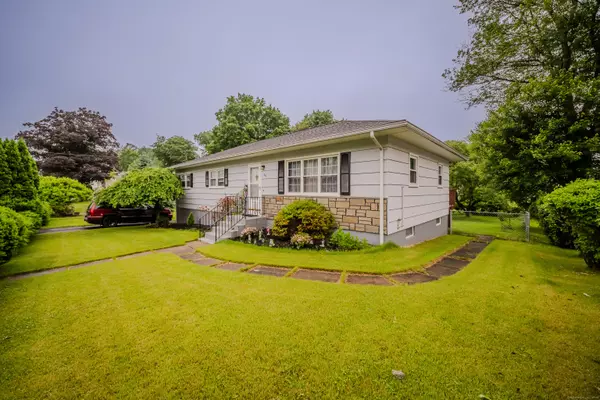 26 Oakleaf Drive, Waterbury, CT 06708