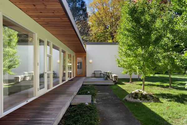 New Canaan, CT 06840,431 Valley Road