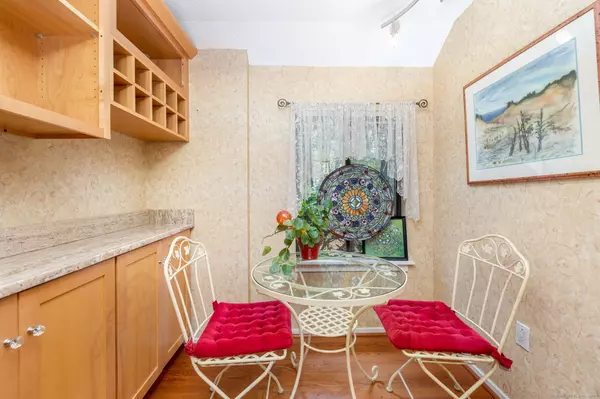 Avon, CT 06001,2 Highland Square #2