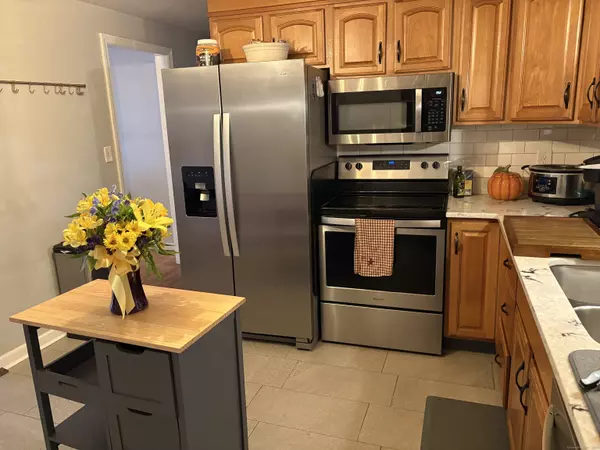 Vernon, CT 06066,4 Thompson Court