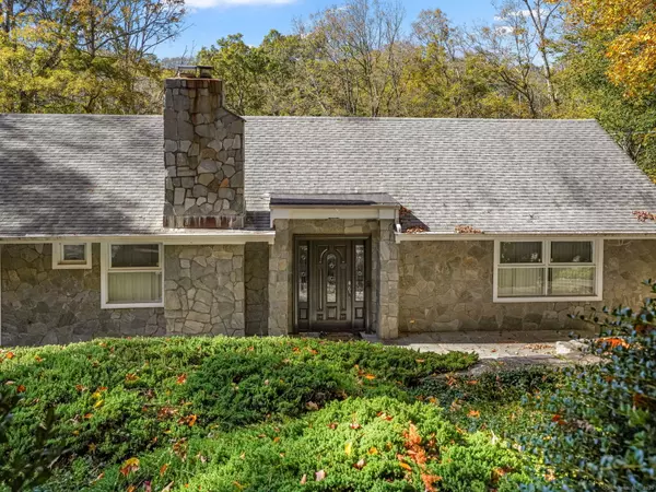 27 Wellington Drive, Stamford, CT 06903