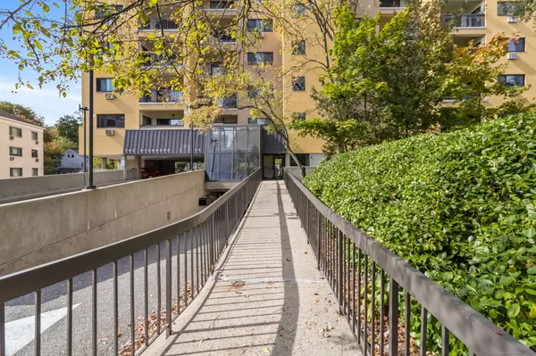 Stamford, CT 06907,970 Hope Street #4J