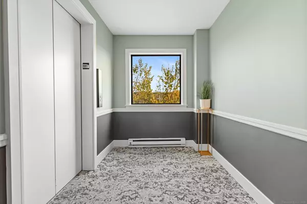 Stamford, CT 06907,970 Hope Street #4J