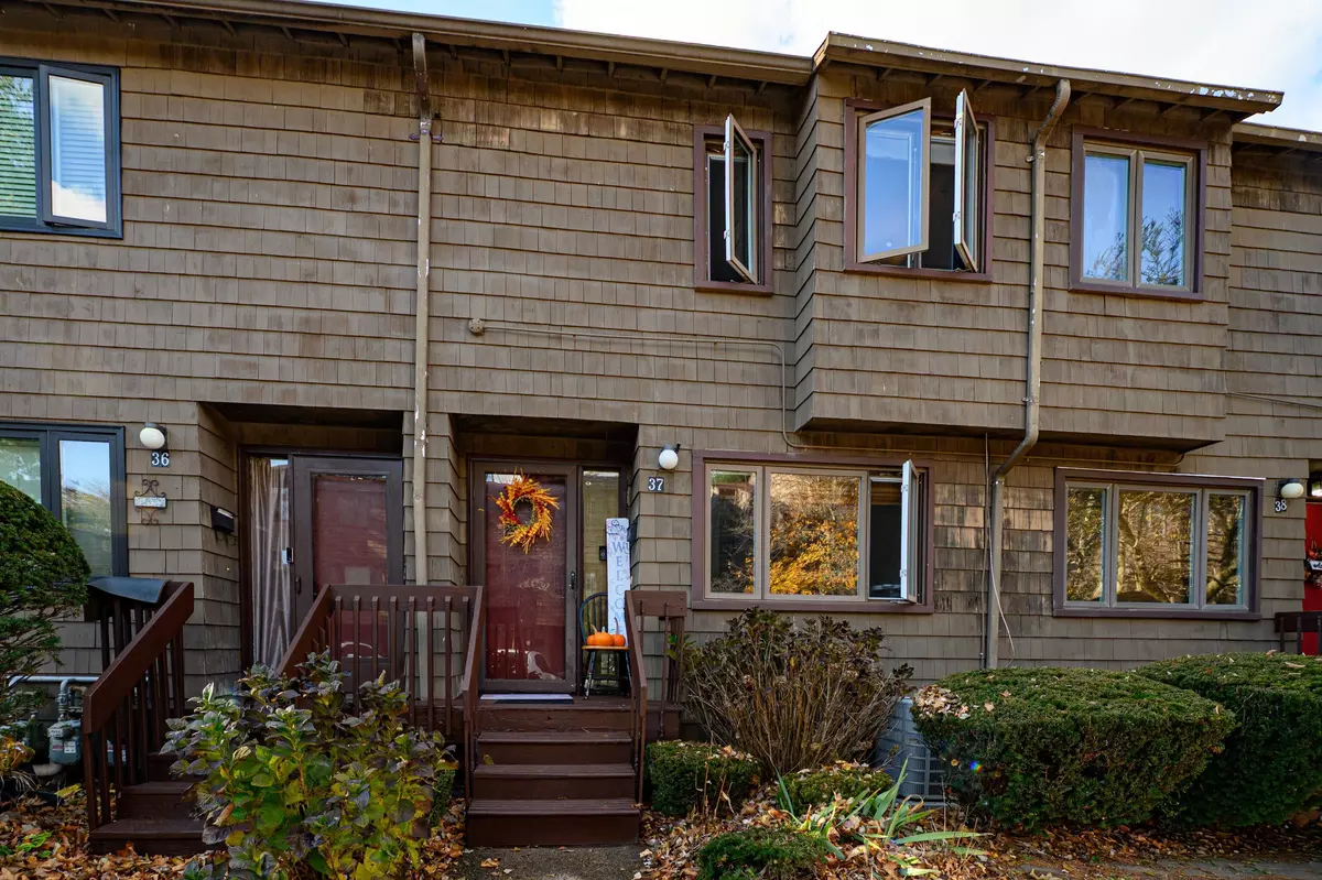 Hamden, CT 06514,37 Towne House Road #37