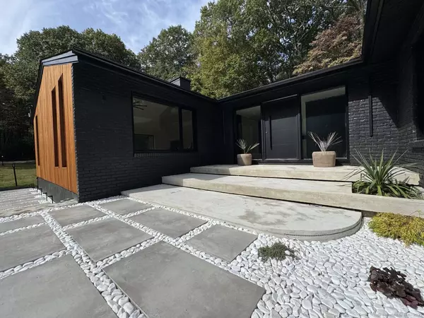 Woodbridge, CT 06525,11 Coachman Lane