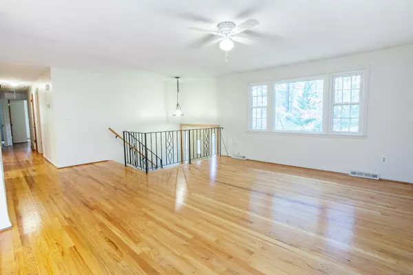 Simsbury, CT 06070,51 Pine Glen Road