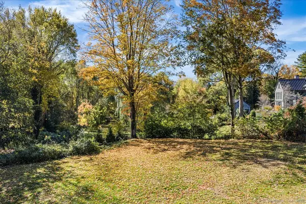 Essex, CT 06426,4 Bank Lane