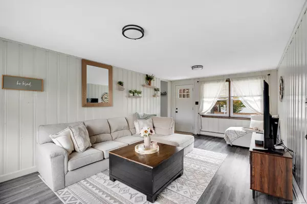 North Haven, CT 06473,1 Susan Lane