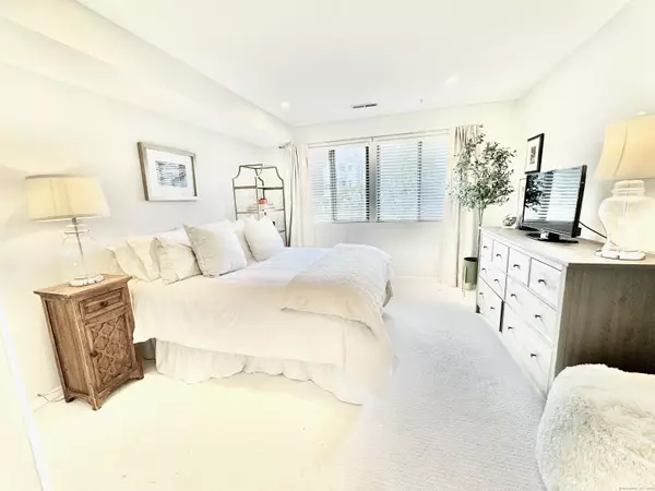 102 Rowayton Woods Drive #102, Norwalk, CT 06854