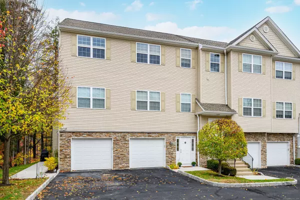 Brookfield, CT 06804,10 Riverview Court #10