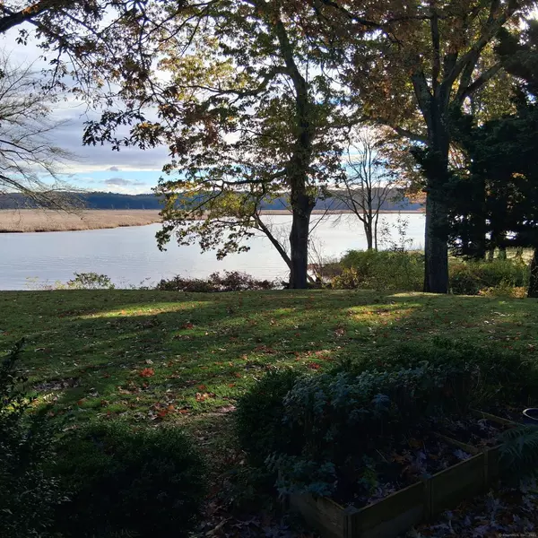 85 River Road #APT B7, Essex, CT 06426