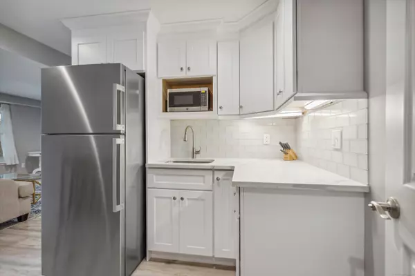 Greenwich, CT 06807,67 Pond Place