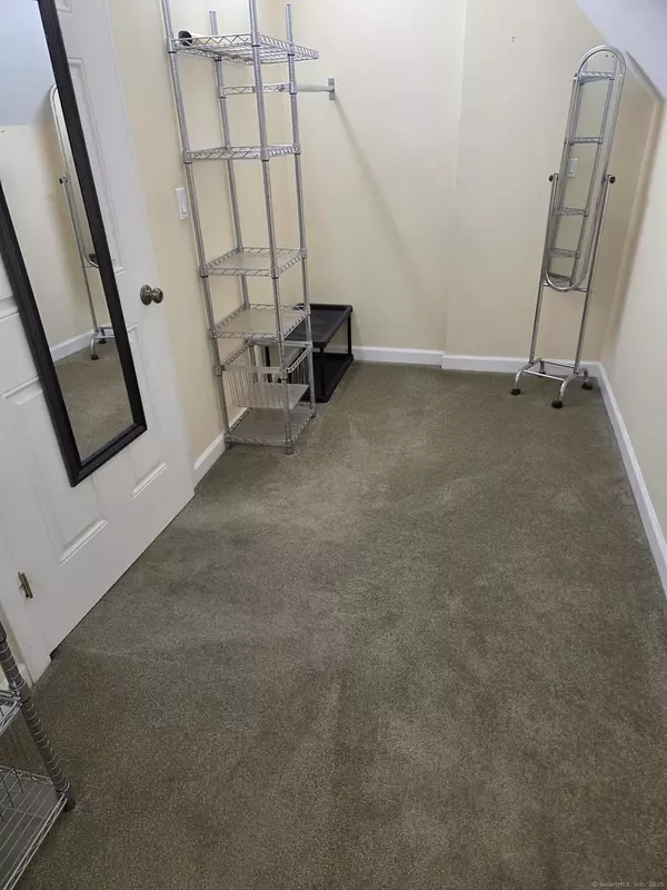 East Windsor, CT 06088,216 wells Road