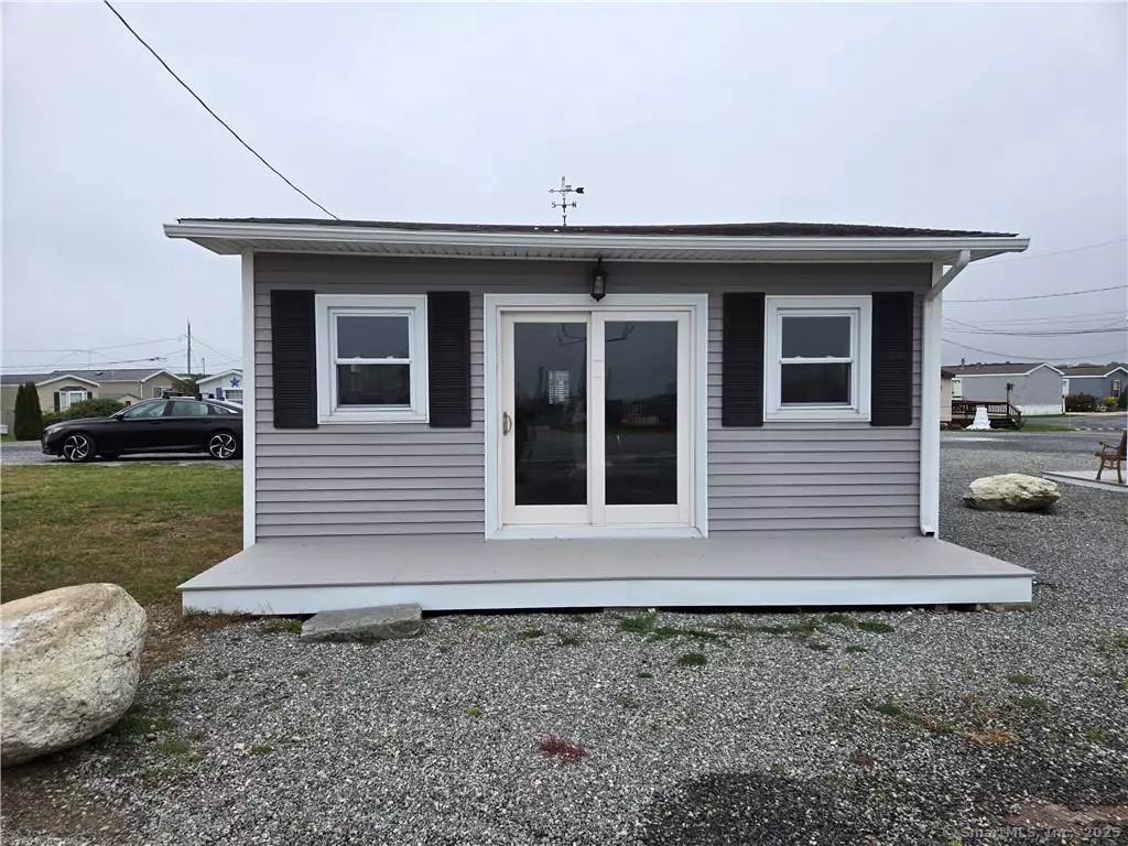 South Kingston, RI 02879,697 Succotash Road