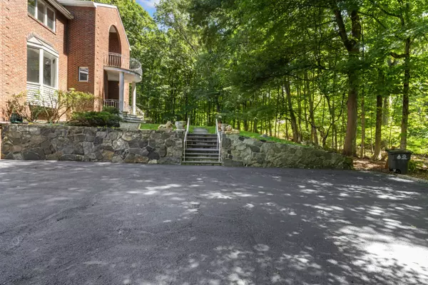 Stamford, CT 06903,501 Woodbine Road