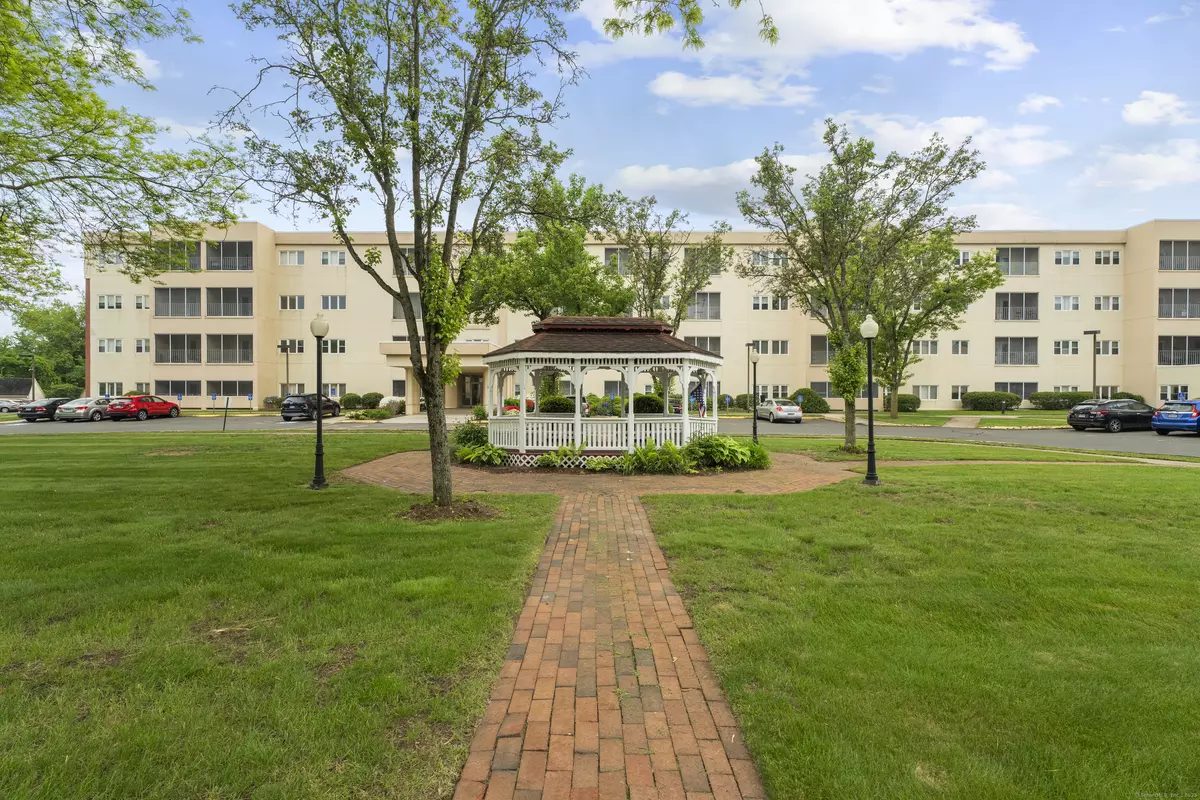 Hamden, CT 06518,75 Washington Avenue #2-307