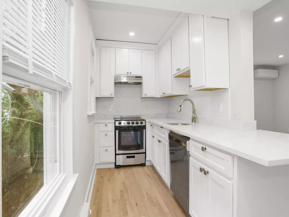 Stamford, CT 06906,21 Holcomb Avenue #APT 2R