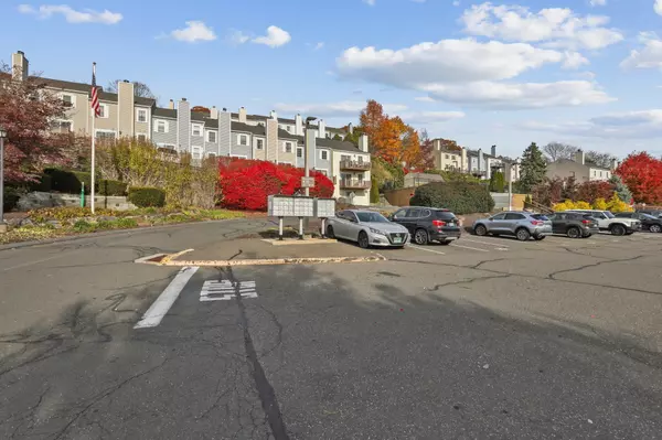 Danbury, CT 06811,55 Mill Plain Road #32-17