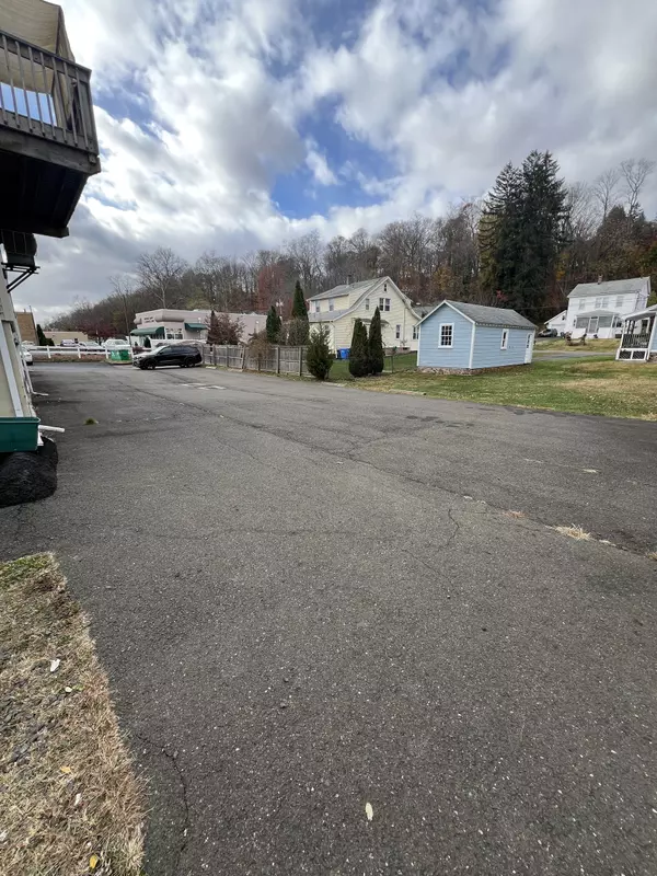 Hamden, CT 06518,2586 Whitney Avenue