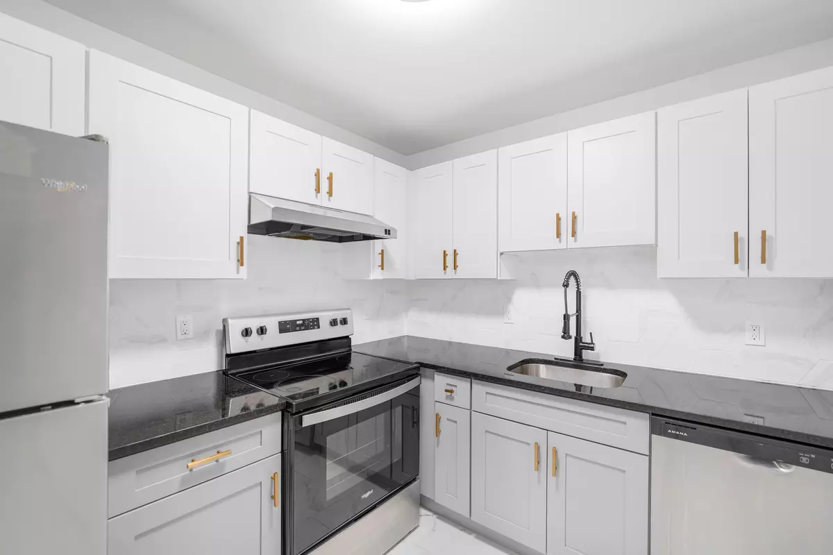 Hartford, CT 06105,280 Collins Street #203