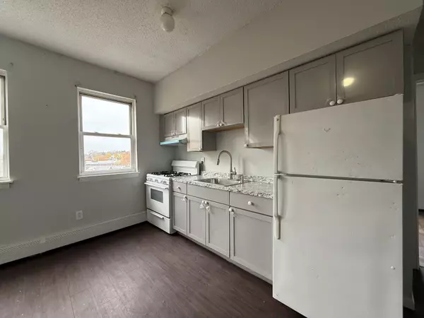 Waterbury, CT 06704,132 Locust Street #13