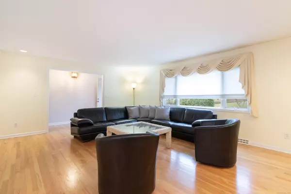 Orange, CT 06477,306 Hawthorne Lane