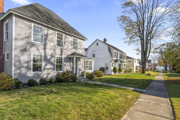 Clinton, CT 06413,16 East Walk