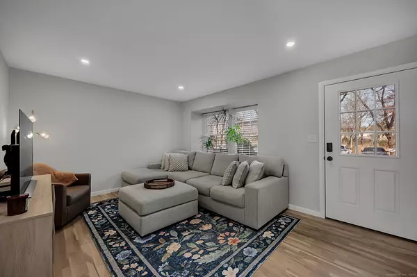 Milford, CT 06460,15 Greenwich Way #15