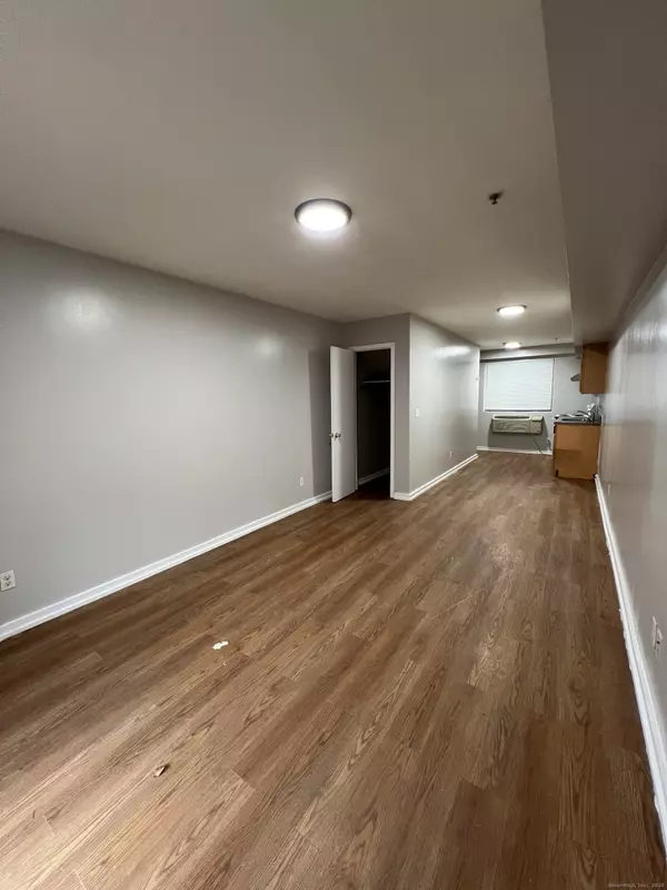 Hamden, CT 06517,385 Putnam Avenue #35