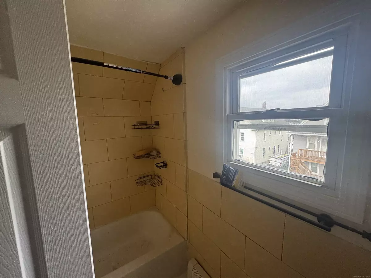 Bridgeport, CT 06606,190 Whitney Avenue #3rd Apartment