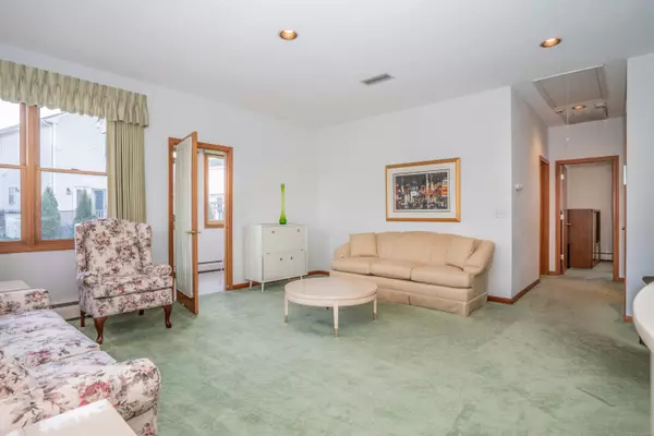 Newington, CT 06111,17 Mulberry Court