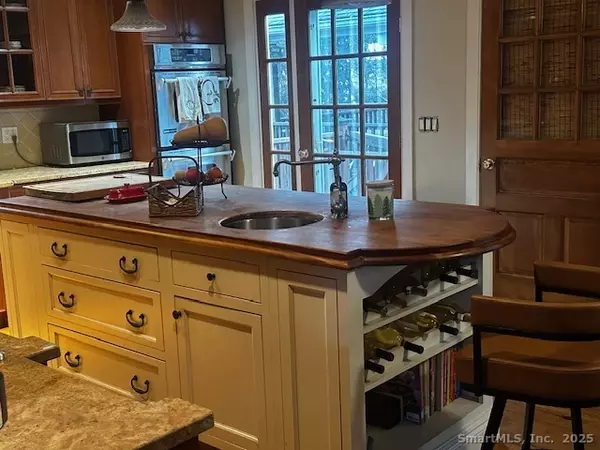 Norwalk, CT 06854,9 Hollow Spring Road