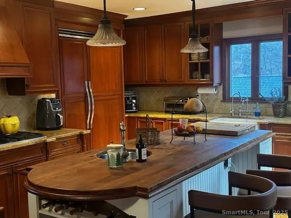 Norwalk, CT 06854,9 Hollow Spring Road