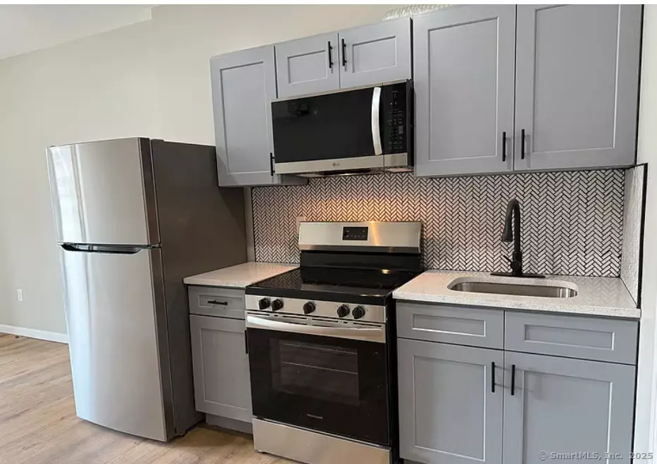 Waterbury, CT 06702,61 Field Street #311