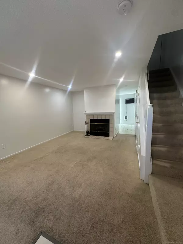 Waterbury, CT 06708,585 Park Road #3-8