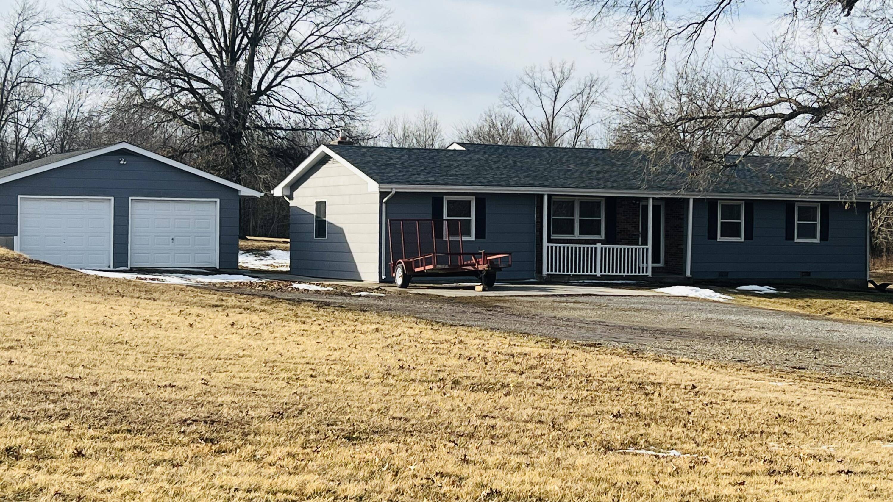 6304 E Ash grove LN, Hallsville, MO 65255
