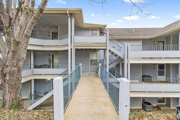 Lake Ozark, MO 65049,320 Regatta bay CIR #3-A