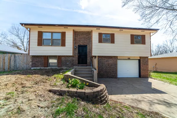 8504 W South trails DR, Columbia, MO 65202