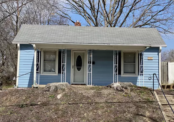 305 South ST, Boonville, MO 65233