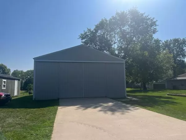 100 S Rollins, Sturgeon, MO 65284